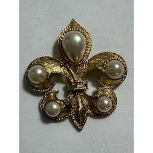 Vintage RICHELIEU Goldtone And Faux Pearl FLEUR DE LIS Brooch Pin
